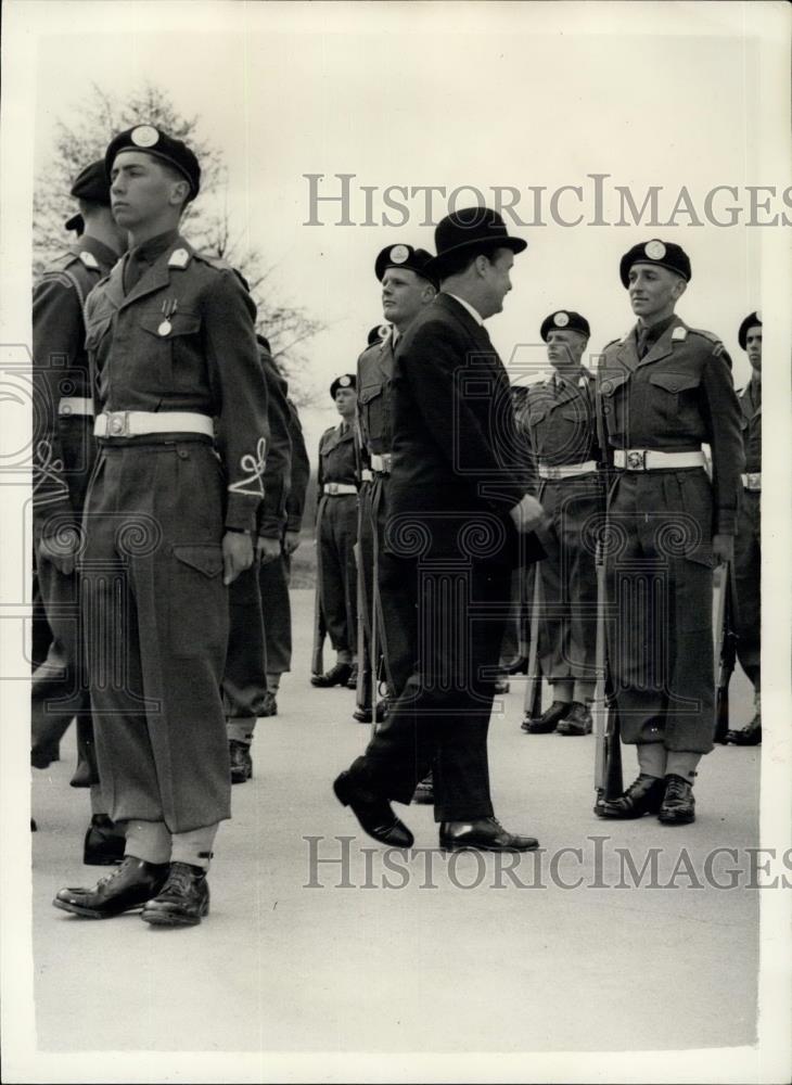 1957 Press Photo Sec of War John Mare watched a passing-out Parade officerschool - Historic Images