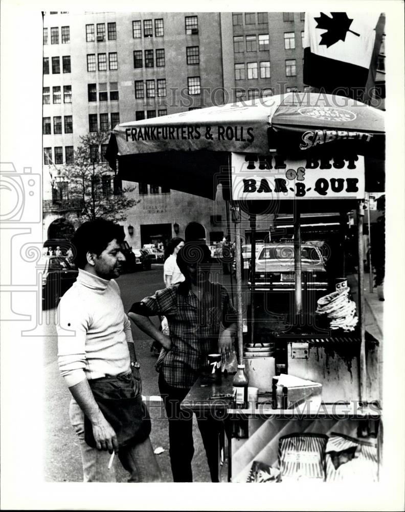 1980 Press Photo New York City,Street Vendors selling different foods and drink. - Historic Images