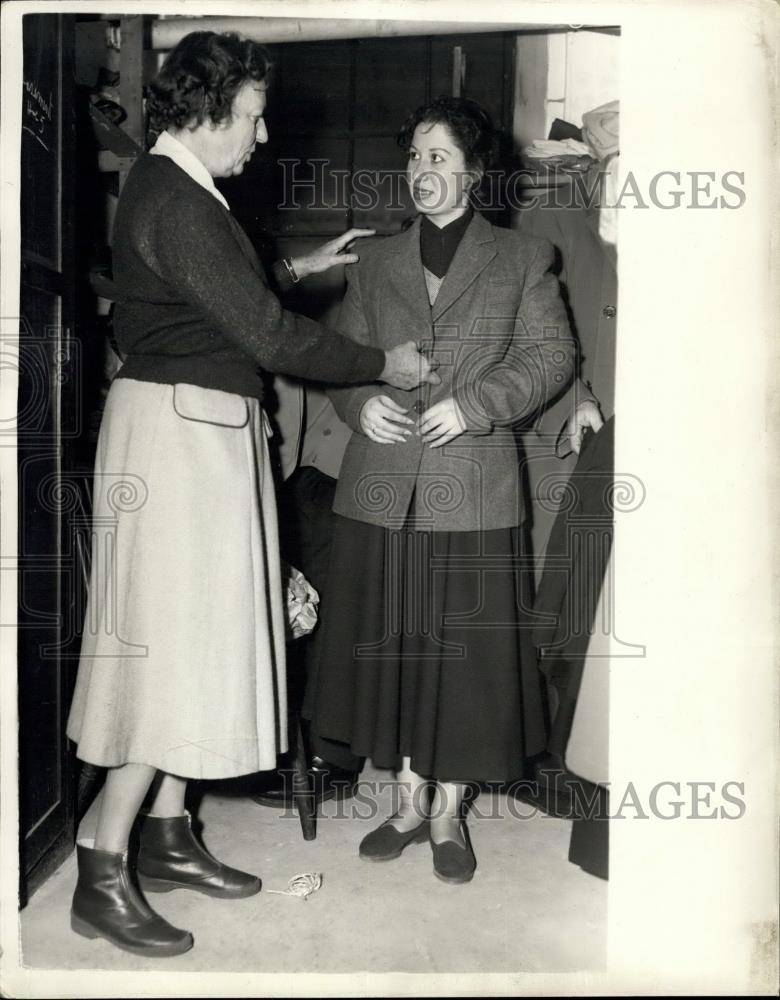 1957 Press Photo British Refugees From Egypt - Historic Images