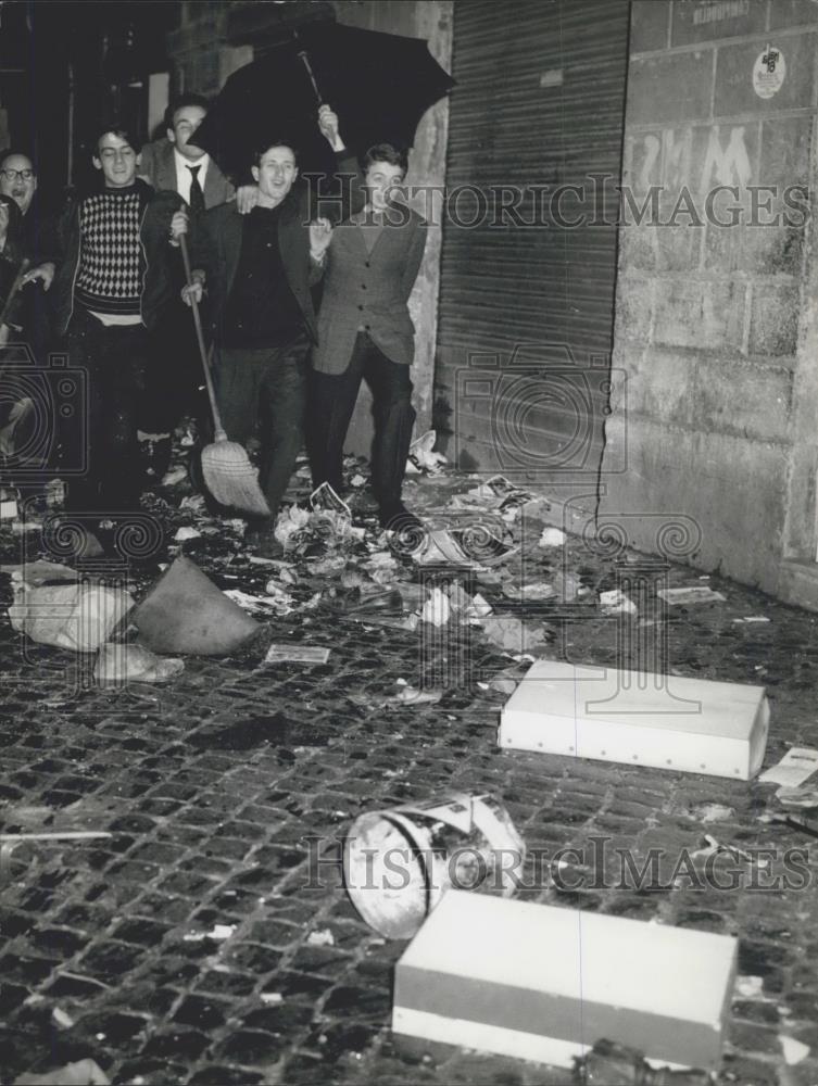 1966 Press Photo Roman streets after the &#39;throwing&#39;.News Years Celebration - Historic Images