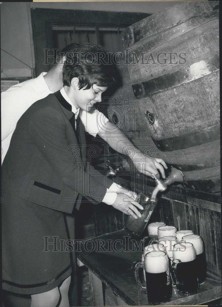 1968 Press Photo Uschi Glas at bar. - Historic Images