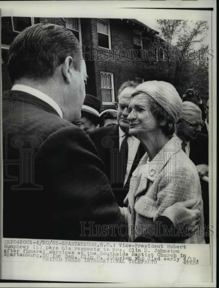 1965 Press Photo Spartenburg SC Vice President Hubert Humphrey pays his - Historic Images