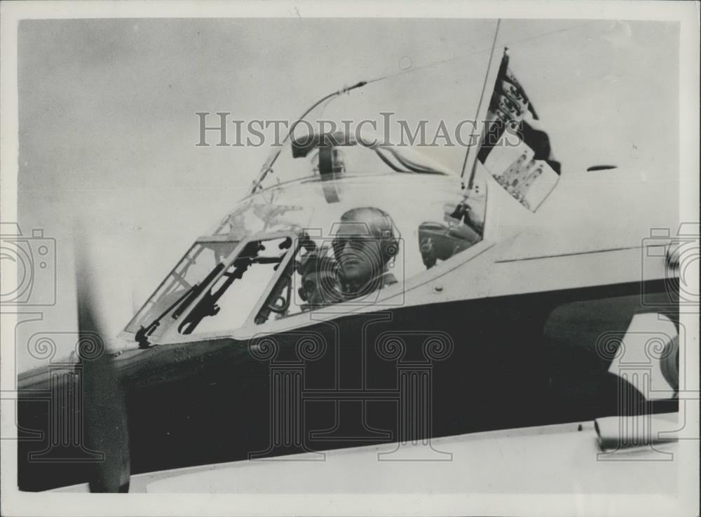 1953 Press Photo Duke of Edinburgh Seen at the Controls of the Devon Aircraft - Historic Images