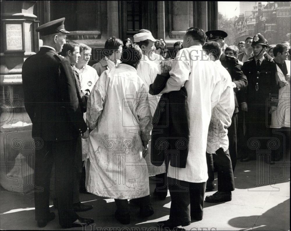 1968 Press Photo Smithfield Porters March To Westminster - Historic Images
