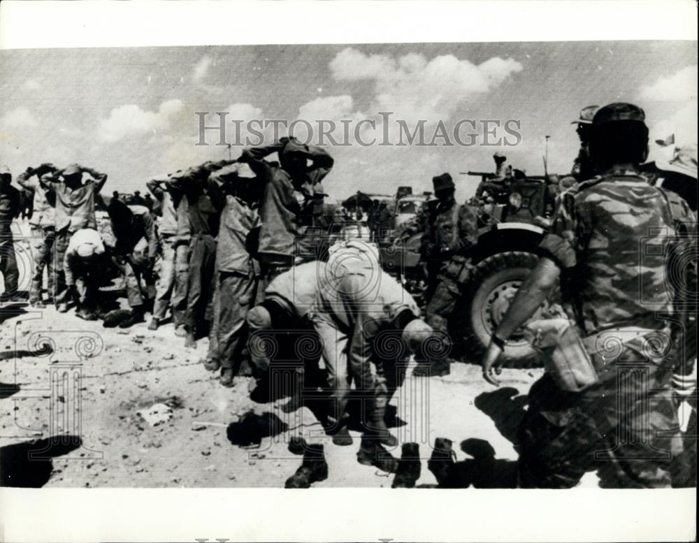 1967 Press Photo Unit of Egyptian Soldiers Takes Prisoners - Historic Images