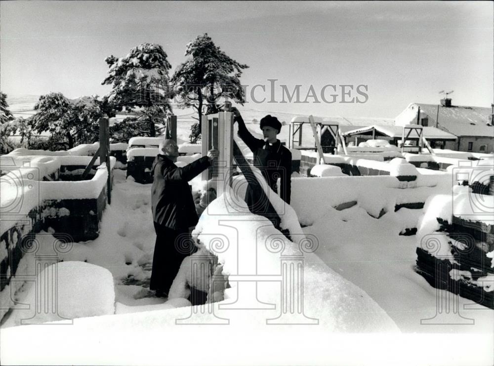 1990 Press Photo Jushy Perry Daysian Morgan Working Site Monastic Training - Historic Images