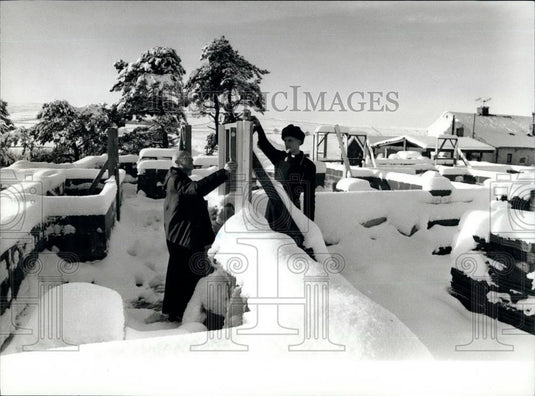 1990 Press Photo Jushy Perry Daysian Morgan Working Site Monastic Training - Historic Images