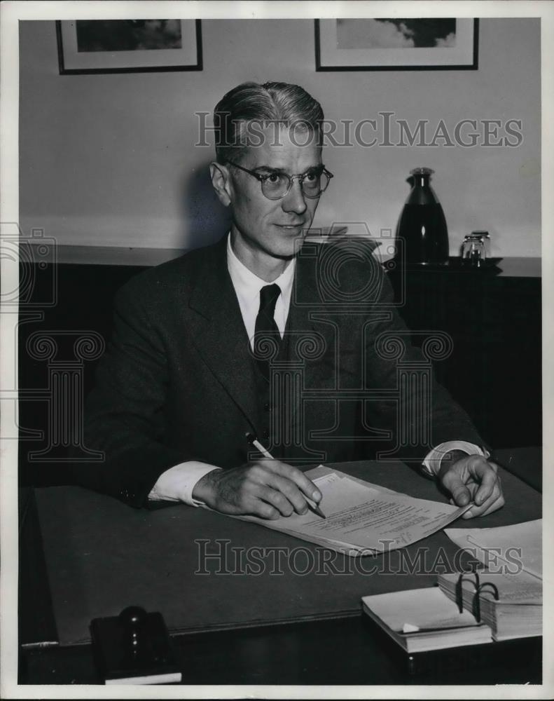 1955 Press Photo J. Kimball Johnson, director of Cleveland Foundation - Historic Images
