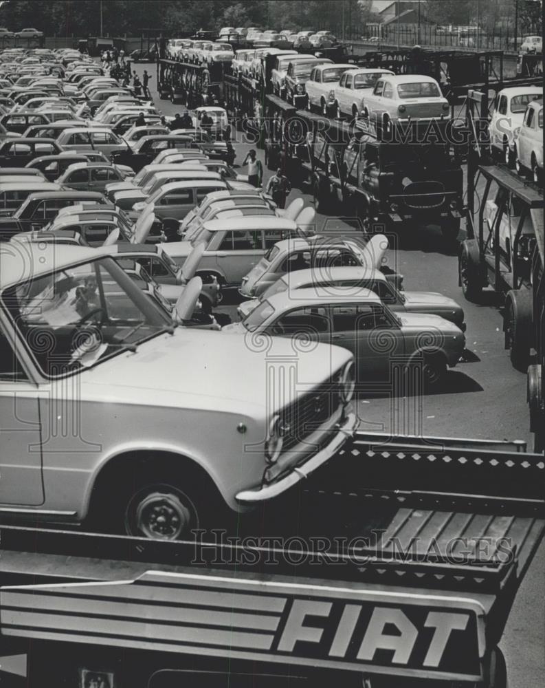 Press Photo Fiat Mirafiori, Turin: Car Shipping Yard - Historic Images