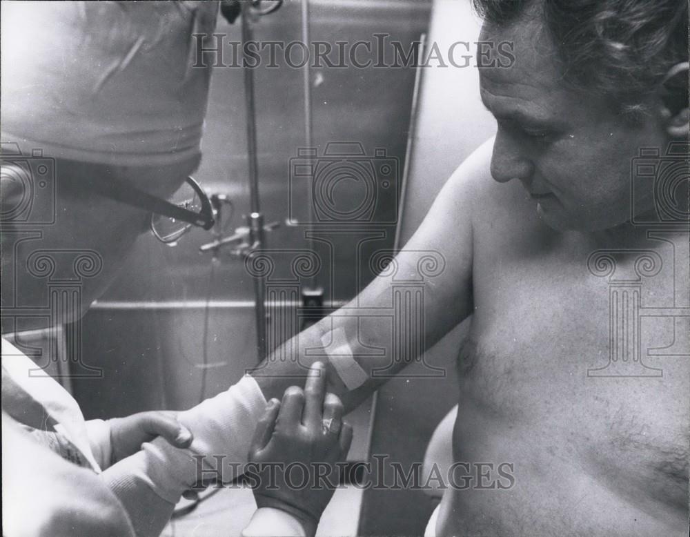 Press Photo A Doctor With A Patient - Historic Images