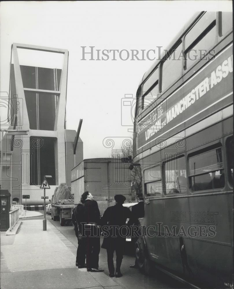 1970 Press Photo The Isle of Dogs,London buses and lorries - Historic Images