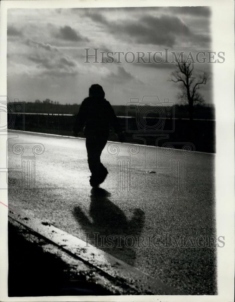 1959 Press Photo Dr. Barbara Mooreon 373 marathon walkDr - Historic Images