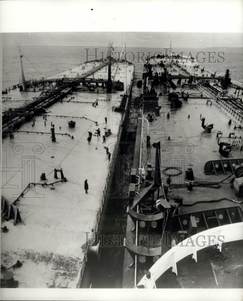 Press Photo Tanker &quot;Drupa&quot;Coming Alongside &amp; Mooring - Historic Images