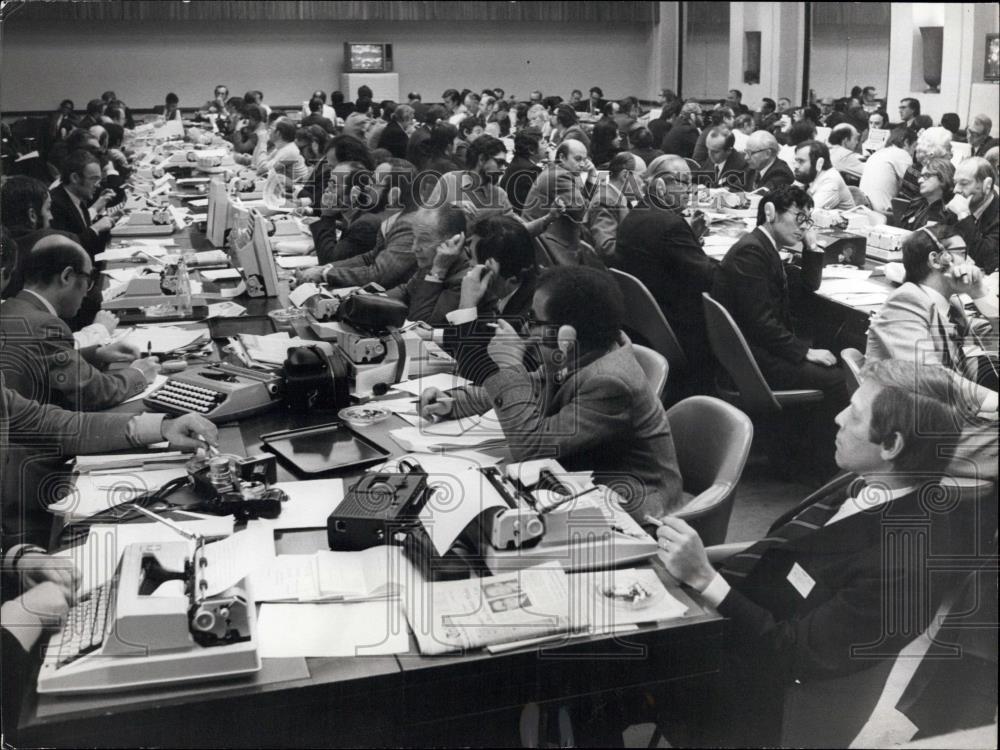 1973 Press Photo Geneva Peace Conference,reporters workroom - Historic Images