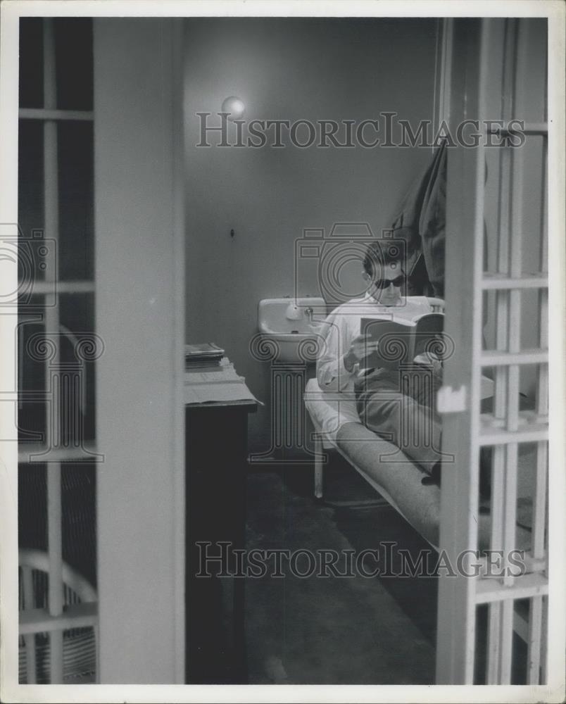 Press Photo Convict Stephen H. Studies In His Cell At Sing Sing - Historic Images