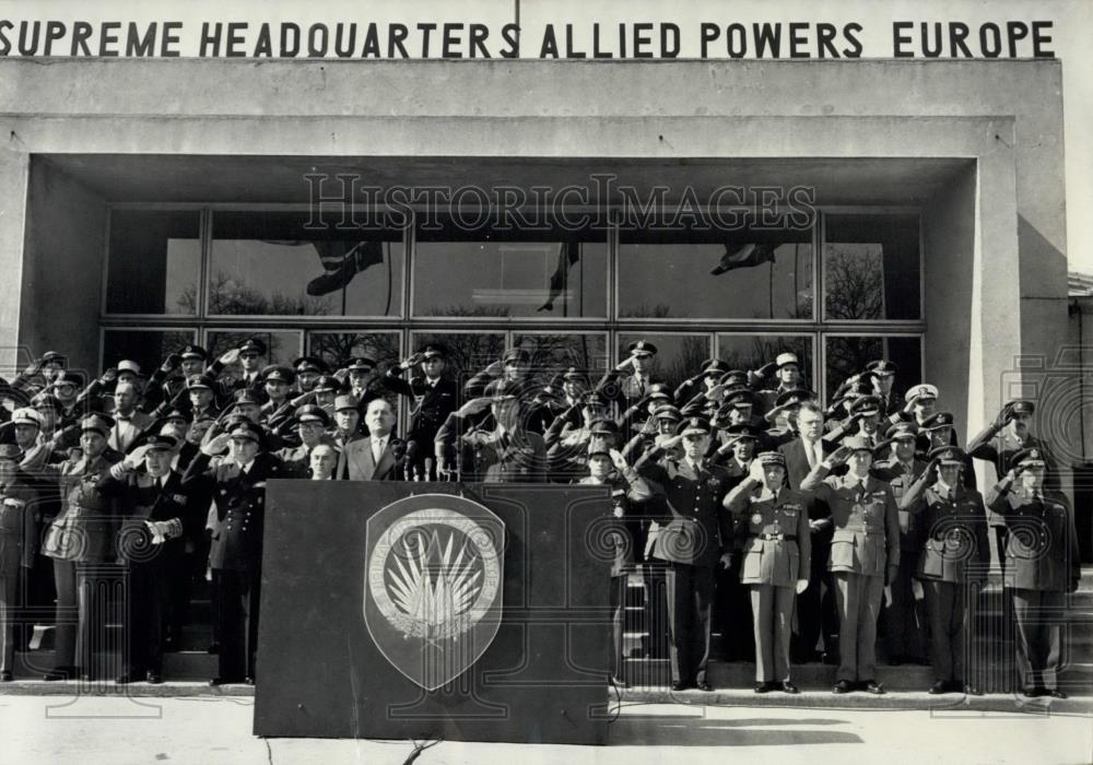 1958 Press Photo all the SHAPE chiefs are saluting - Historic Images