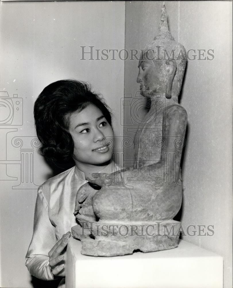 1964 Press Photo Jorapintha Raktakanirltha sitting by a figure of the Buddha. - Historic Images