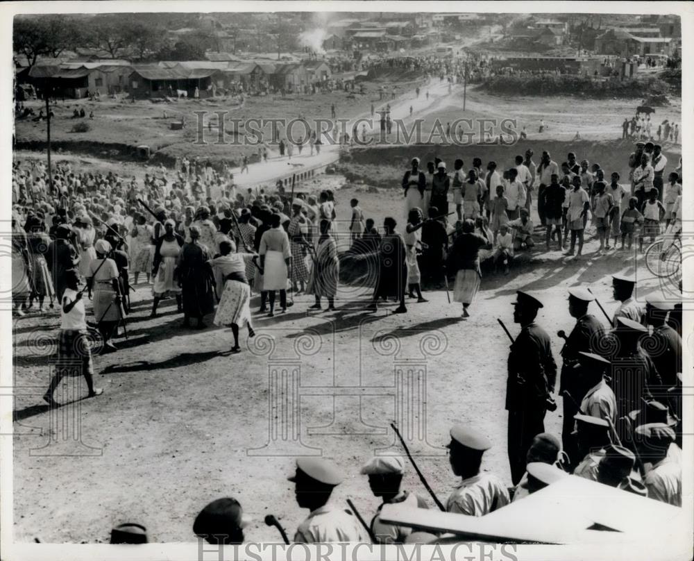 1959 Press Photo Women Armed With Sticks Demonstration Riot Cato Manor Durban - Historic Images