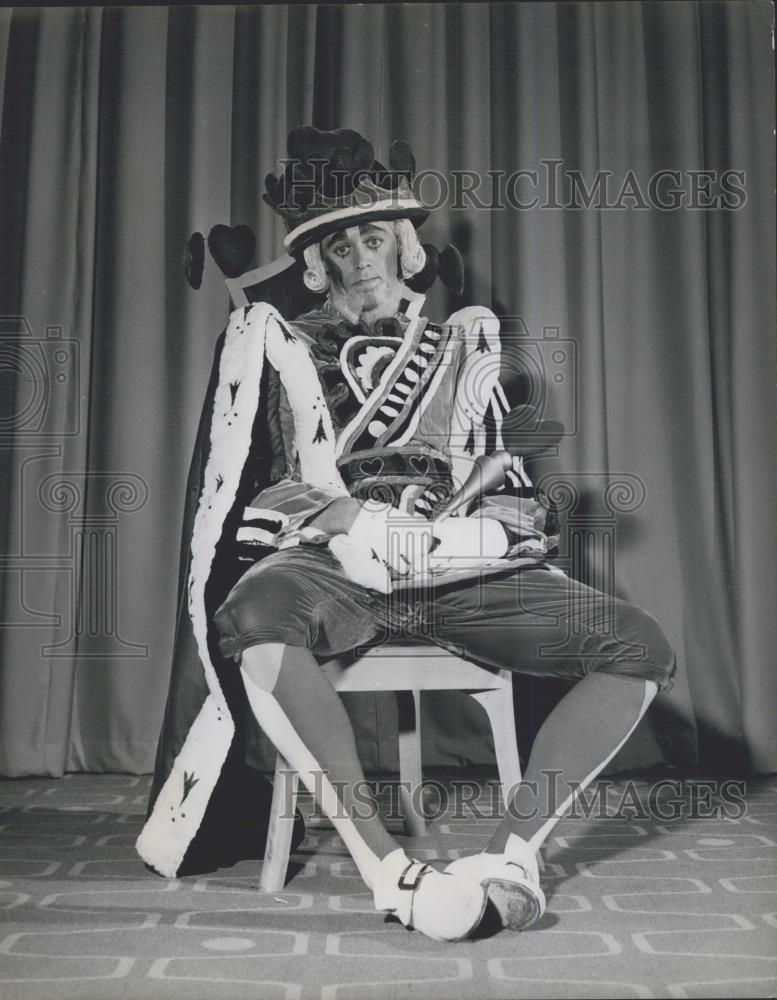 Press Photo Thie King who is not a happy as a King. He is The King of Hearts - Historic Images