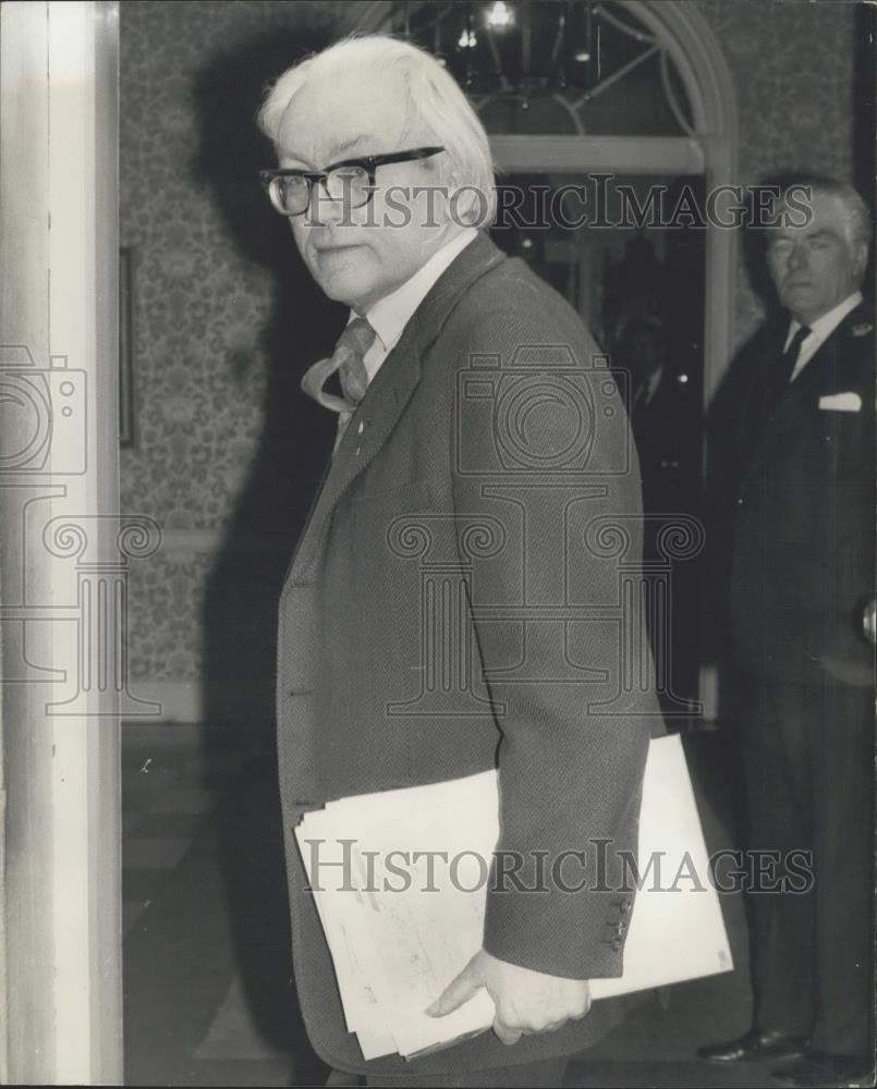 1976 Press Photo Michael Foot Employment Secretary Arriving at No.10 Downing St. - Historic Images