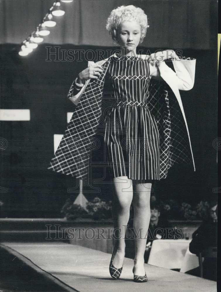 1968 Press Photo Models in fashions from school of Berlin - Historic Images