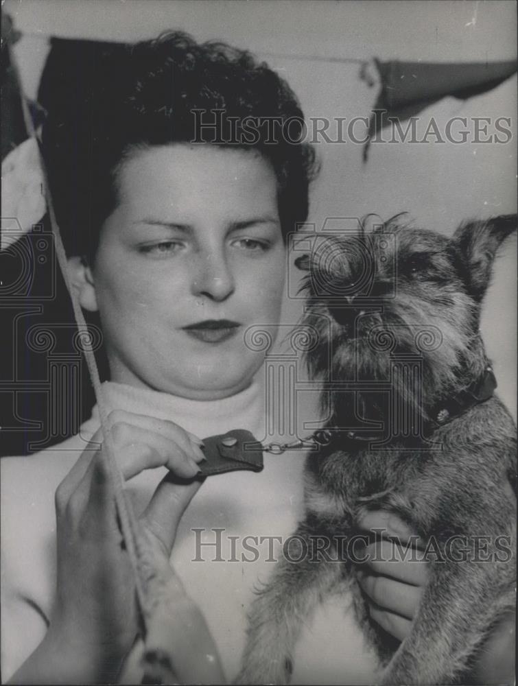 1954 Press Photo Woman and her dog with tag bag for ID - Historic Images