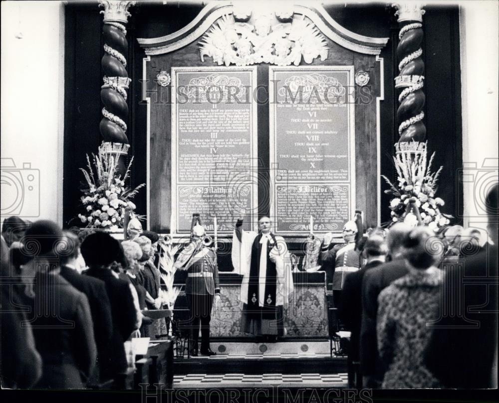 Press Photo Reverend John Nicholls Performs American Thanksgiving Day Service - Historic Images