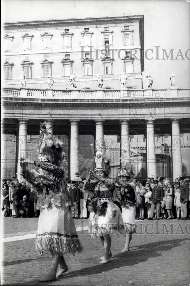 1971 Press Photo Samoa dancing in St. Peter Square under the Pontiff Palace. - Historic Images