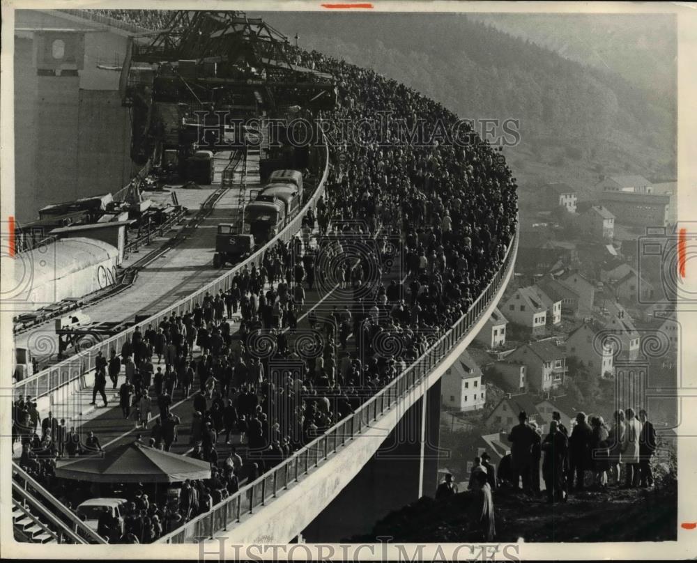 1968 Press Photo Siegen Germany mass of people on bridge to test load weight - Historic Images