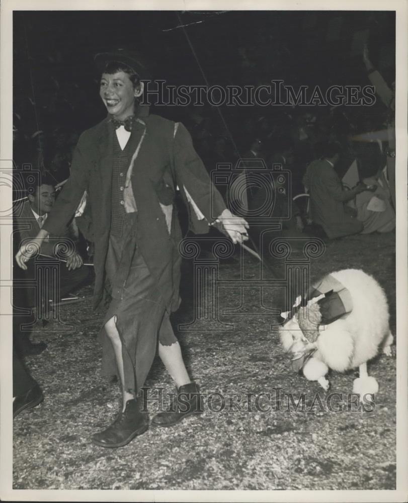 1953 Press Photo Imogene Coca as Hobo Madison Square Garden N.Y - Historic Images