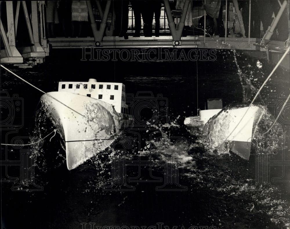 Press Photo A model stern trawler in artificial wave tank for research - Historic Images