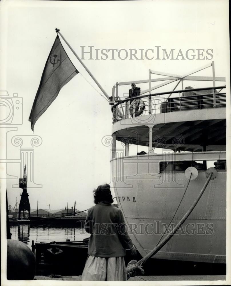 1957 Press Photo Russian Ship Baltion,wife on dock,man on ship not allowed land - Historic Images