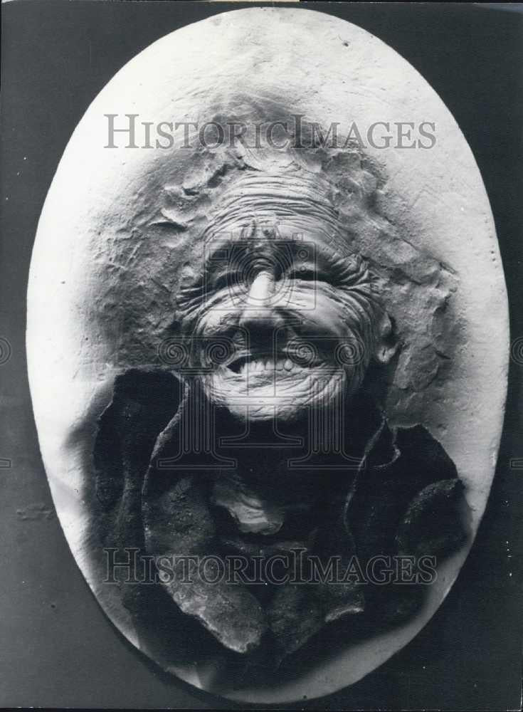 1974 Press Photo &quot;Relief Painting&quot; by Hungarian artist Ivan Szkok in Budapest - Historic Images