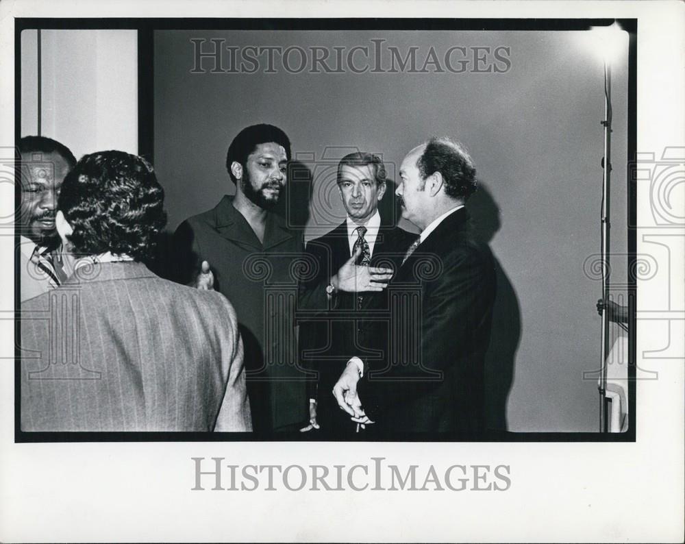 Press Photo Men Talking - Historic Images