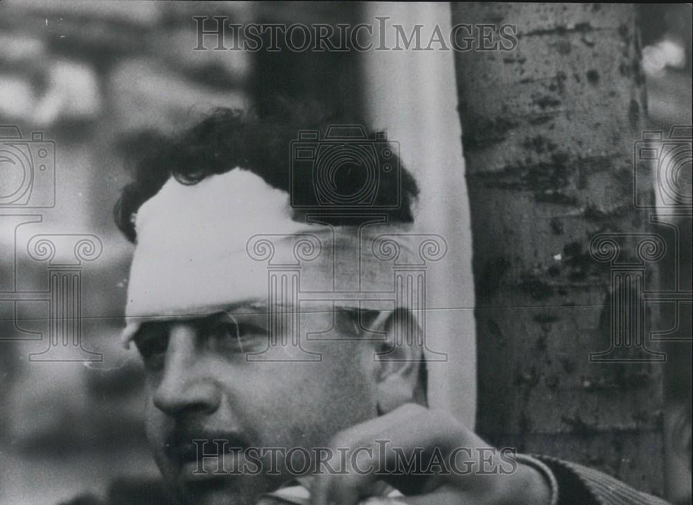 1953 Press Photo Wounded Italian, Street Fights - Historic Images