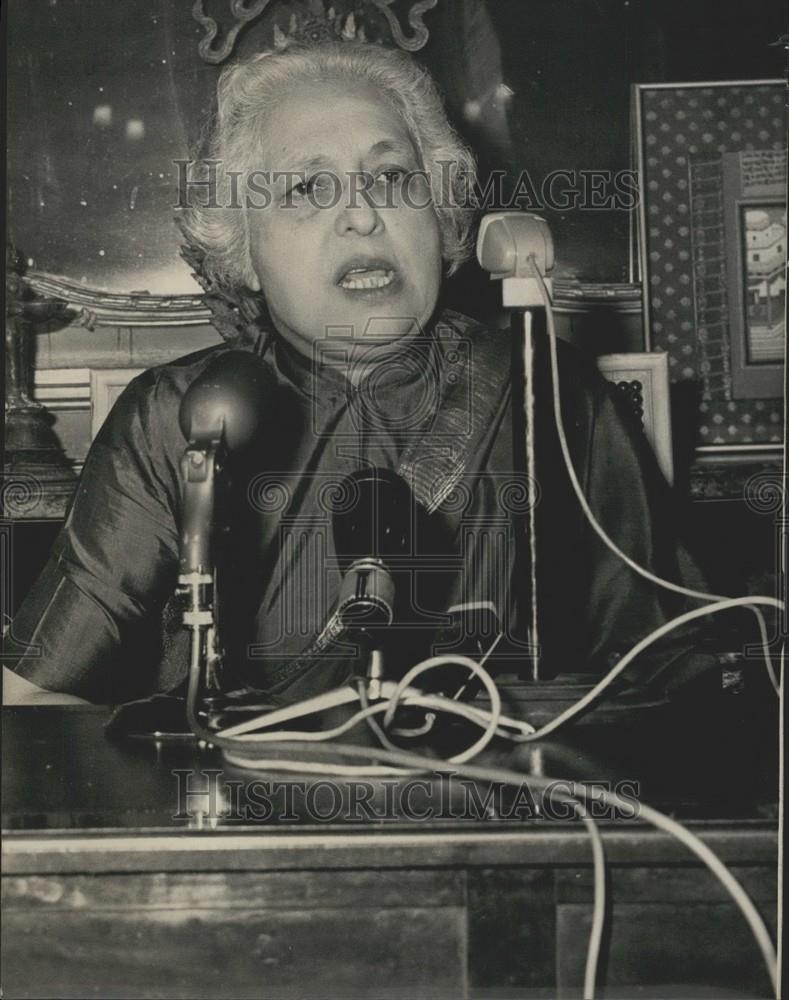 1965 Press Photo Mrs. Pandit Holds Indian Embassy Press Conference - Historic Images