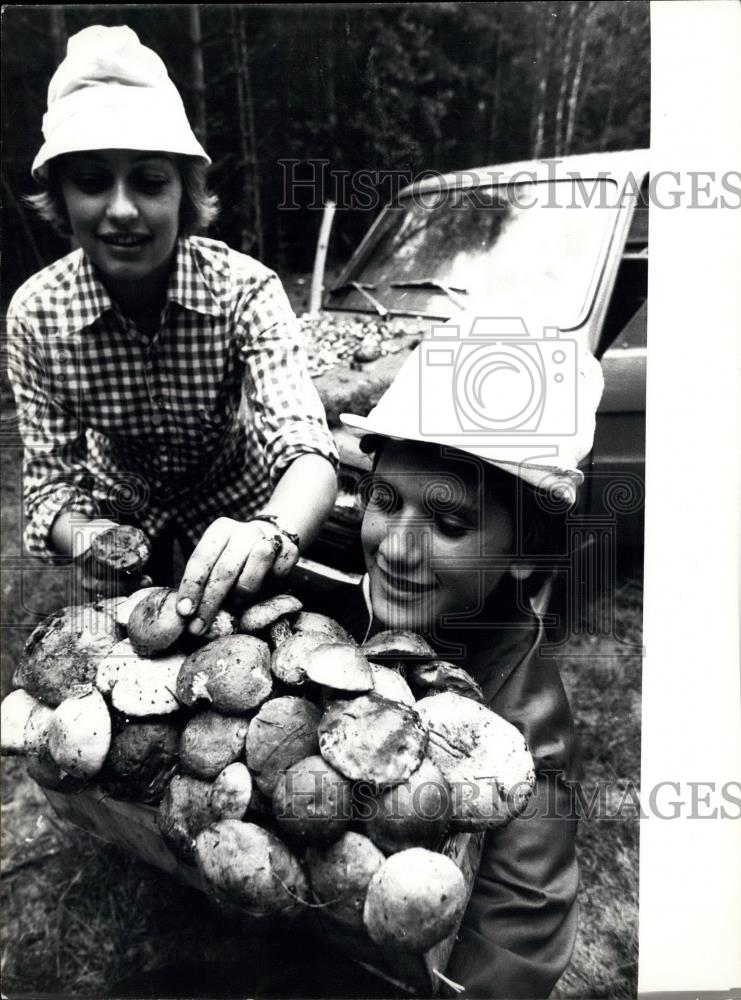 1977 Press Photo Woman And Boy With Basket Boletus Mushrooms Olsztyn Poland - Historic Images