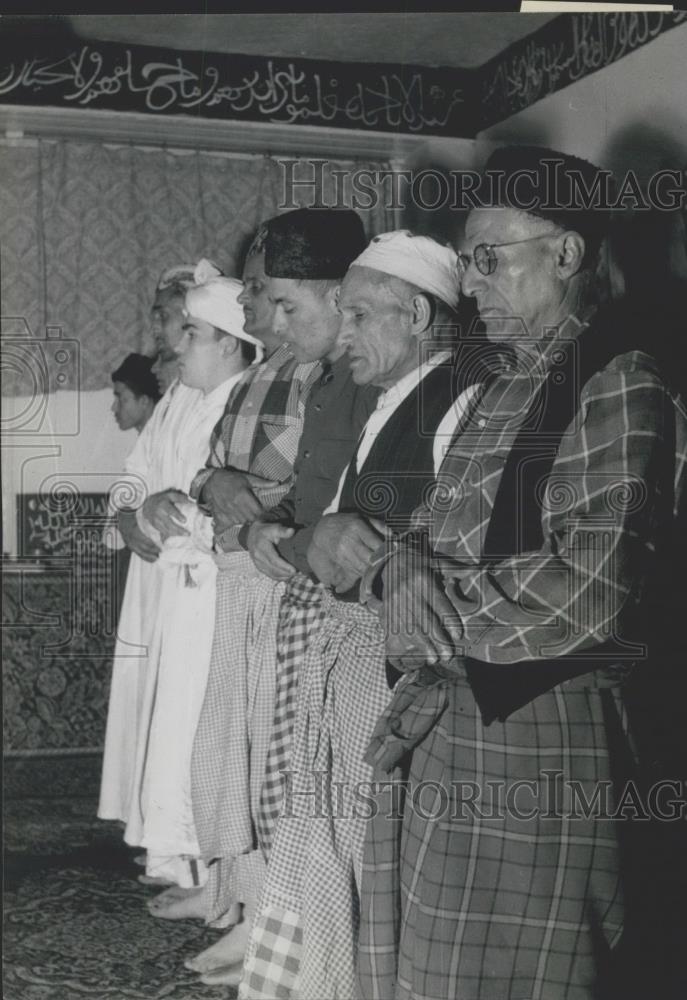 Press Photo Cardiff&#39;s Muslims recite the Koran - Historic Images