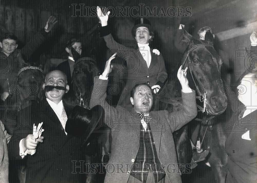 1954 Press Photo Men Celebrating Horse Race Win New Academy - Historic Images