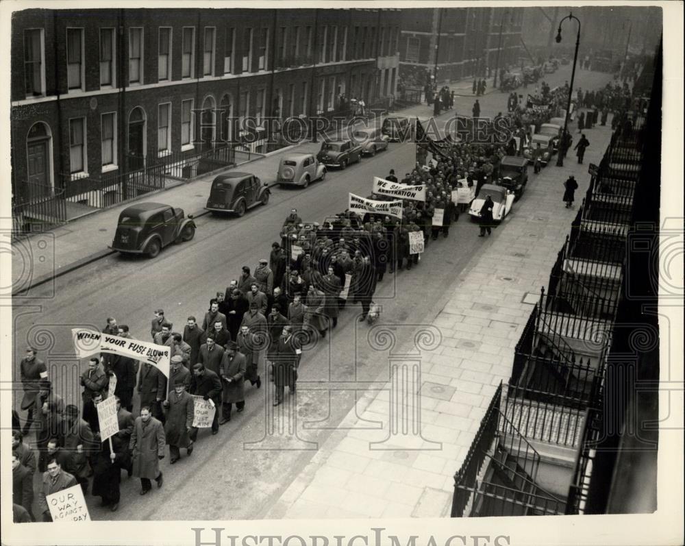 1954 Press Photo London electrical strikers march - Historic Images