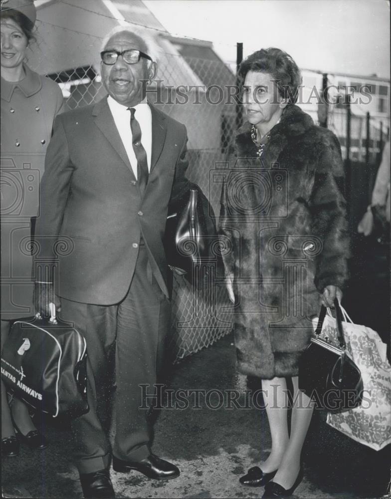 1972 Press Photo Pastor Sir Douglas Nicholls and wife.He will be knighted - Historic Images