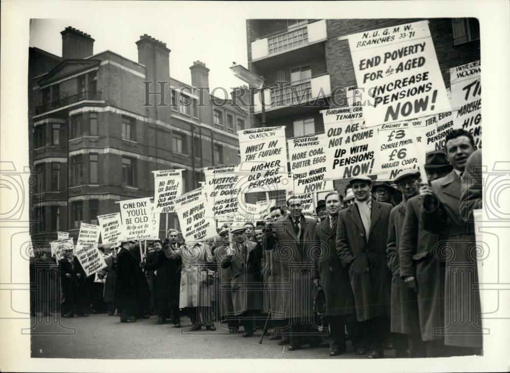 1957 Press Photo Old Age Pensioners In Protest March In London - Historic Images