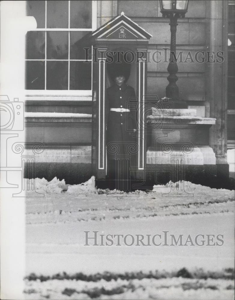 1968 Press Photo guardsman in his sentry box at the front of Buckingham Palace - Historic Images