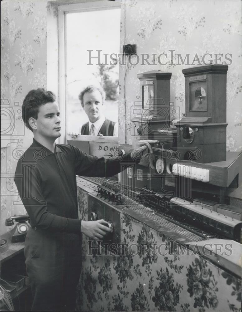 Press Photo David Hutchinson &amp; dad with miniiture tran set - Historic Images