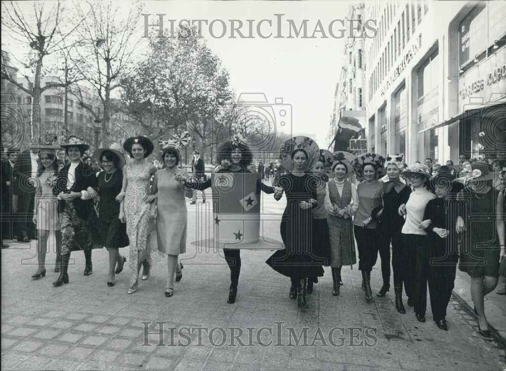 1970 Press Photo Hair &amp; hat styles on show in Paris - Historic Images