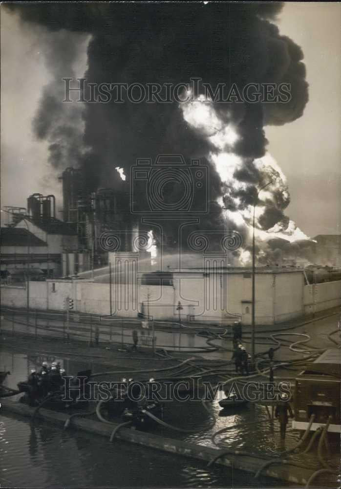 1968 Press Photo Hydrocarbon plant north of Paris on fire - Historic Images