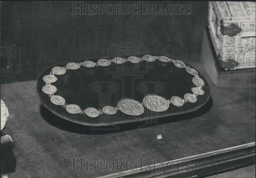 1958 Press Photo Christian Antiquities At Louvre Paris Museum-Wedding Belt - Historic Images