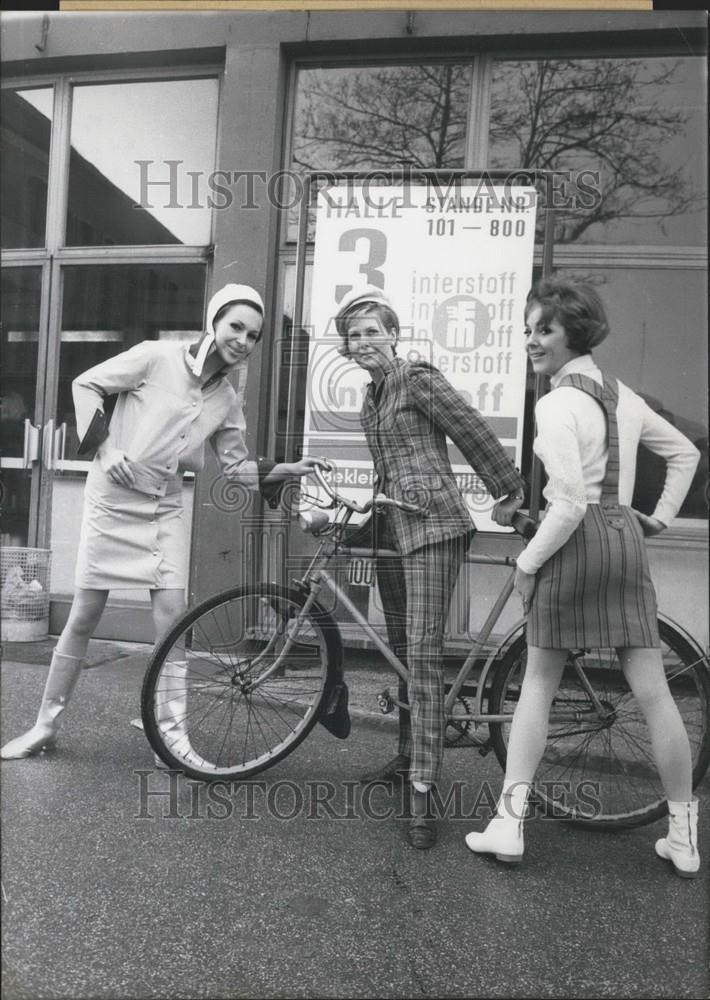 1966 Press Photo Products from the 16 Interfabric Tradeshow in Frankfurt - Historic Images