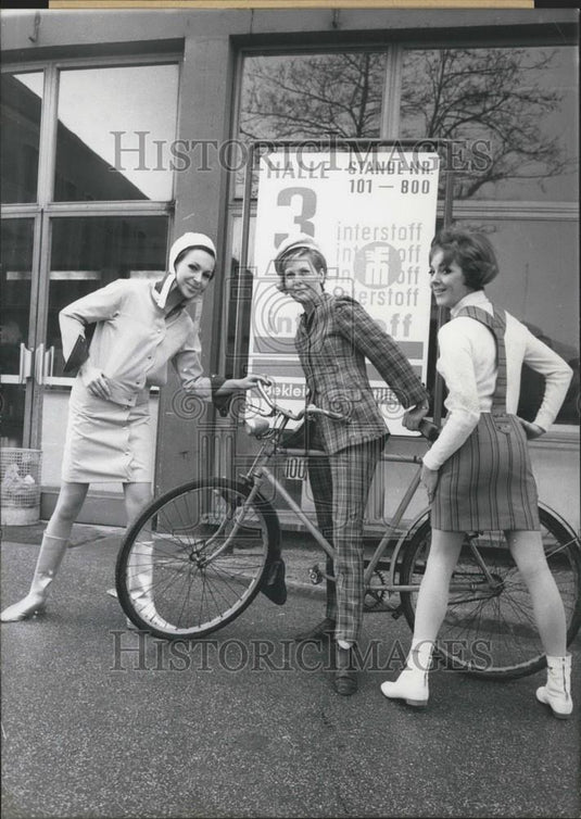 1966 Press Photo Products from the 16 Interfabric Tradeshow in Frankfurt - Historic Images
