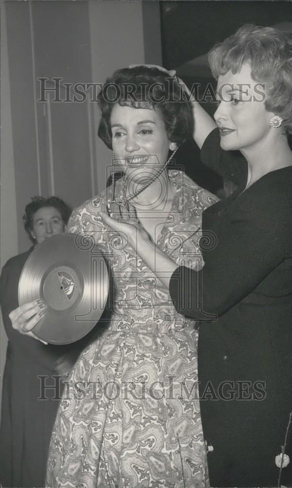 1959 Press Photo Gloria Lasso Receives "Golden Disc" Award - Historic Images